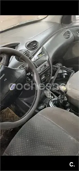 Usado Ford Focus Ghia 100 CV (73 kW) 2002 Gris / plata Berlina