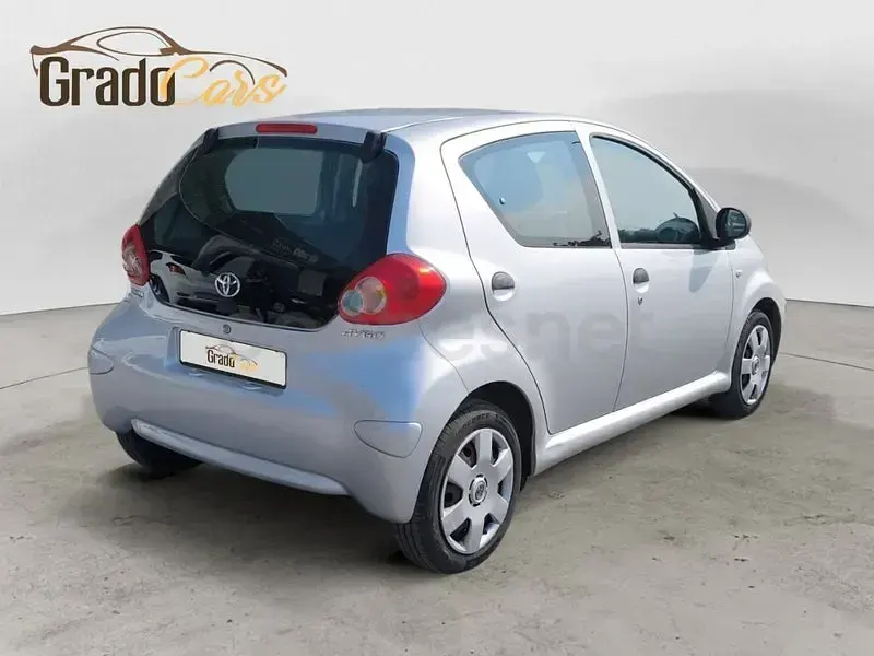 Usado Toyota Aygo 68 CV (50 kW) 2008 Gris / plata Utilitario