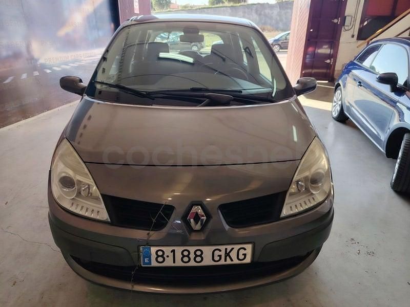 Usado Renault Scénic II Dynamique 105 CV (77 kW) 2008 Gris / plata Monovolumen