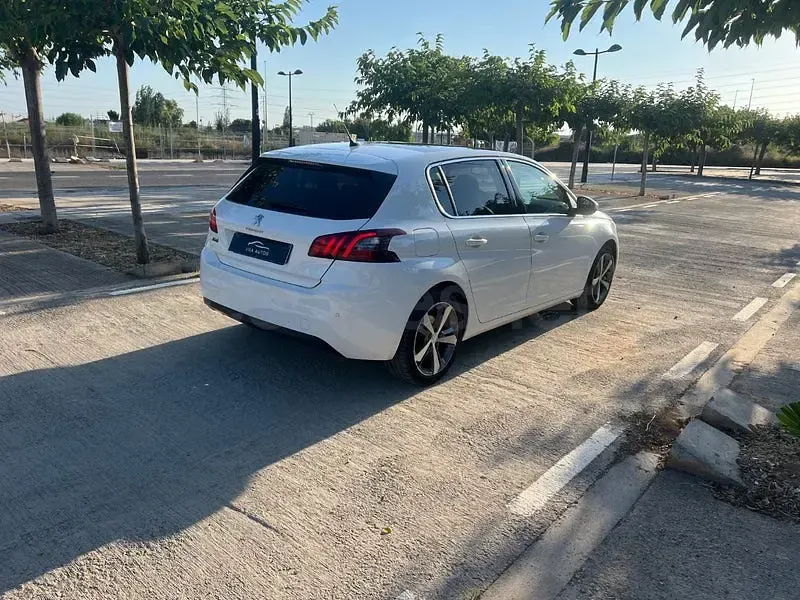 Usado Peugeot 308 Allure 130 CV (95 kW) 2018 Blanco Berlina