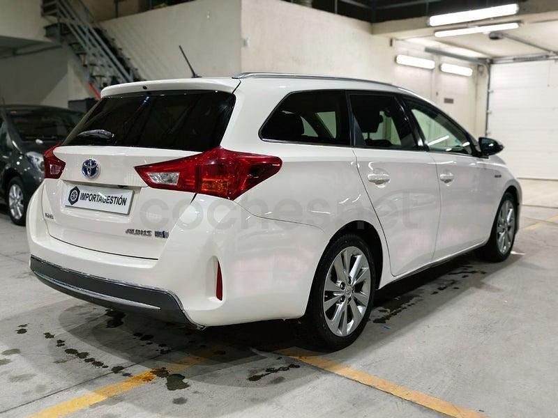 Usado Toyota Auris Hybrid Active 136 CV (100 kW) 2014 Blanco Familiar