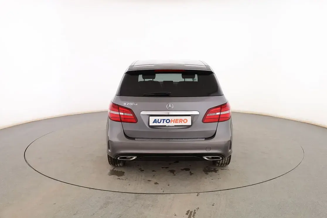 Usado Mercedes B200 AMG line 136 CV (100 kW) 2018 Gris Monovolumen