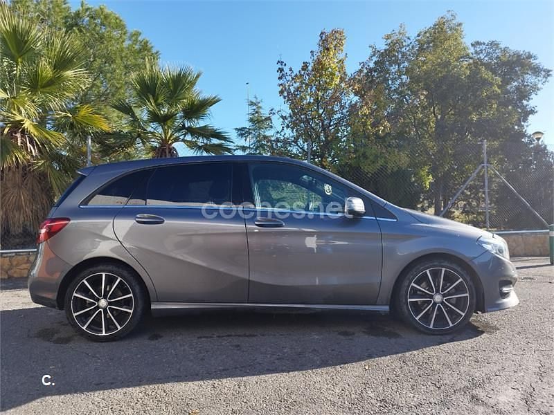 Usado Mercedes B200 136 CV (100 kW) 2017 Gris / plata Monovolumen
