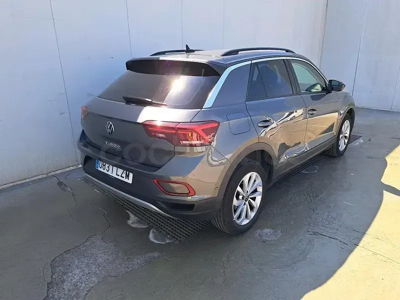 Usado VW T-Roc Life 110 CV (80 kW) 2022 Gris / plata SUV