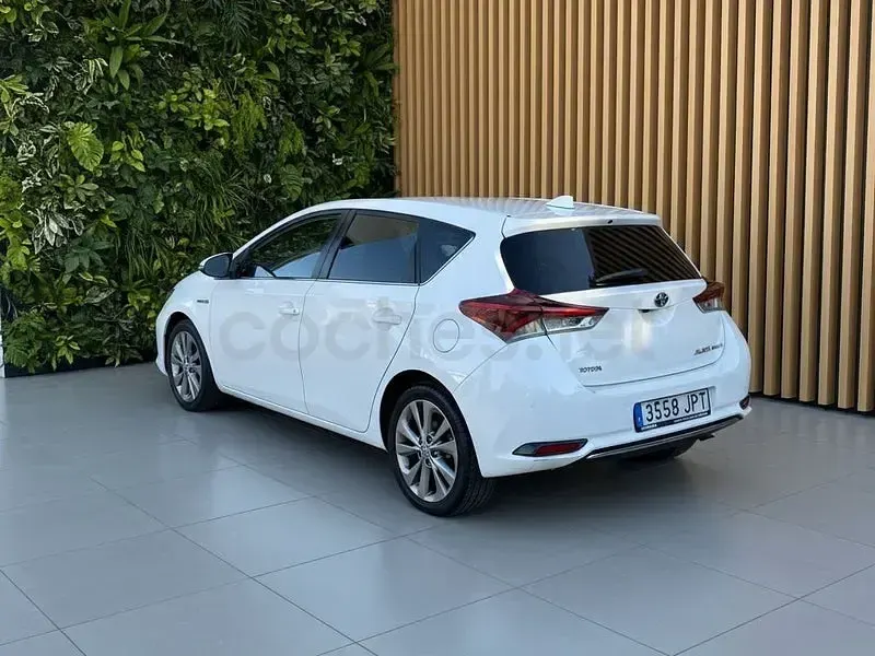 Usado Toyota Auris Hybrid Active 136 CV (100 kW) 2016 Blanco Berlina