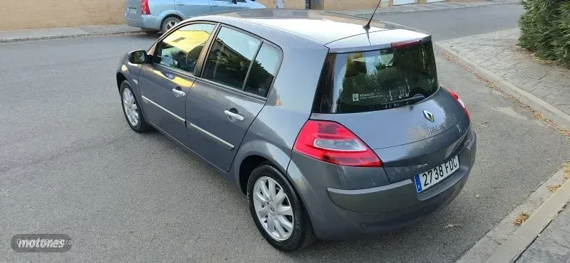 Usado Renault Mégane Dynamique 130 CV (95 kW) 2006 Gris claro