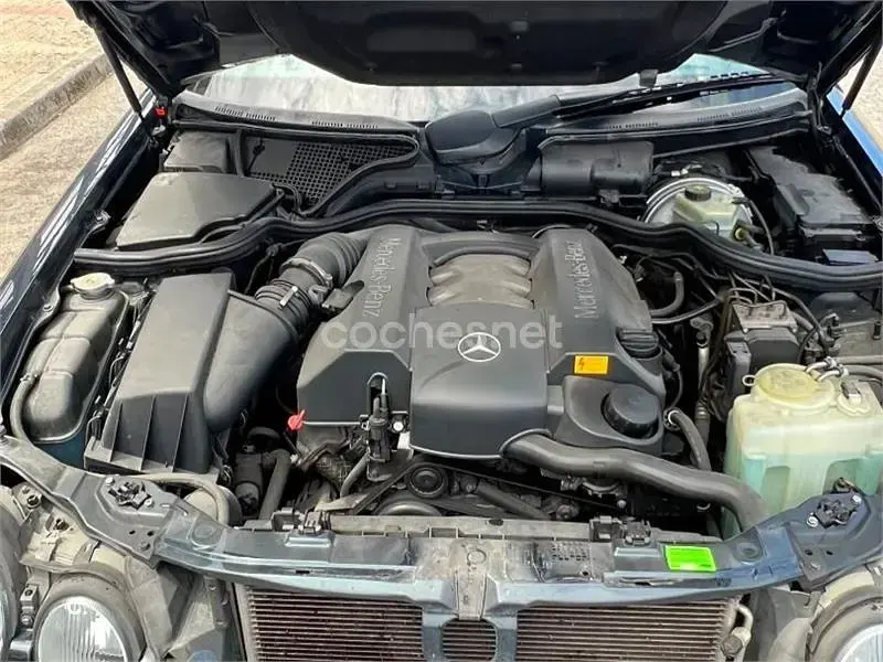 Usado Mercedes E240 Classic 170 CV (125 kW) 2001 Azul Familiar