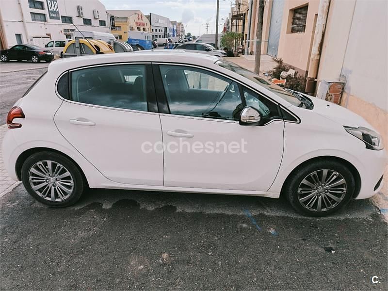 Usado Peugeot 208 Allure 110 CV (80 kW) 2016 Blanco Utilitario