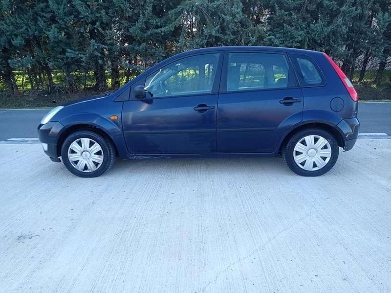 Usado Ford Fiesta Trend 80 CV (58 kW) 2004 Azul Utilitario