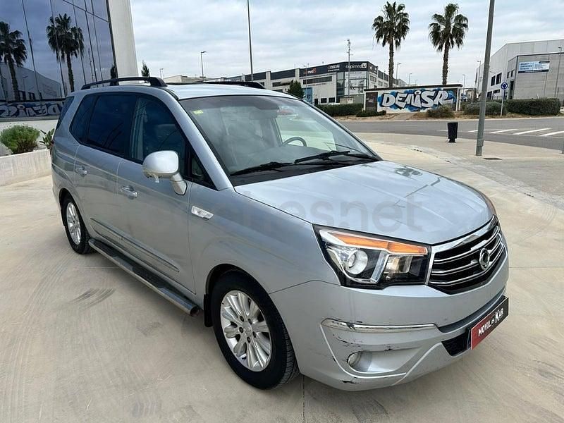 Usado Ssangyong (KGM) Rodius Limited 155 CV (114 kW) 2014 Gris / plata Monovolumen