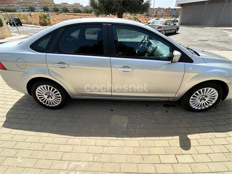Usado Ford Focus Titanium 109 CV (80 kW) 2010 Gris / plata Berlina