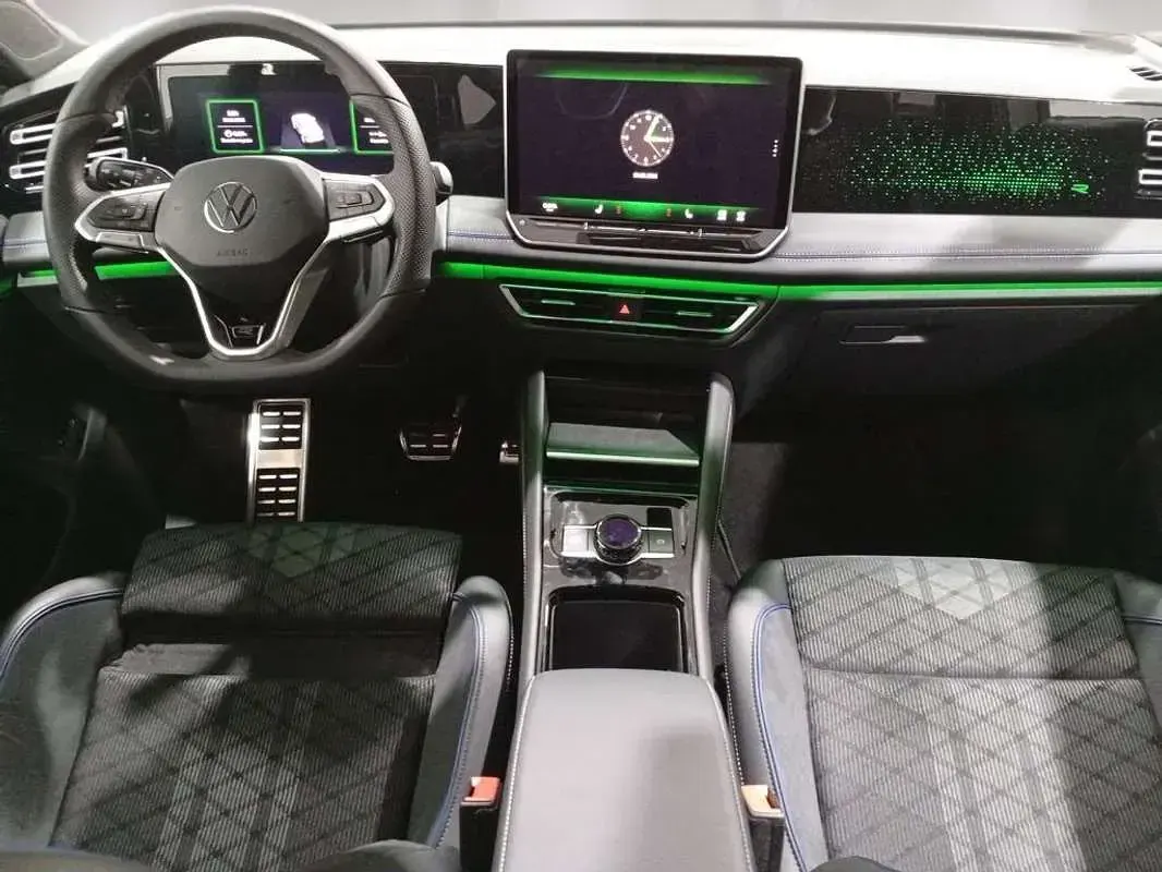 Usado VW Tiguan R-line 150 CV (110 kW) 2025 Plateado SUV