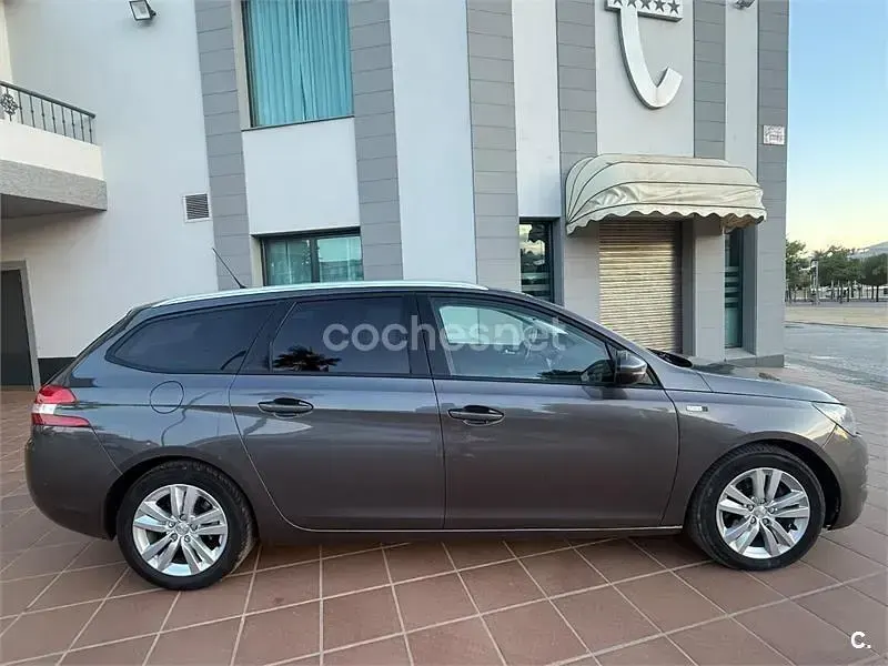 Usado Peugeot 308 SW Style 120 CV (88 kW) 2017 Gris / plata Familiar