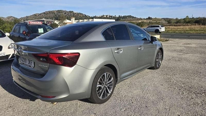 Usado Toyota Avensis Advance 143 CV (105 kW) 2015 Beige Berlina