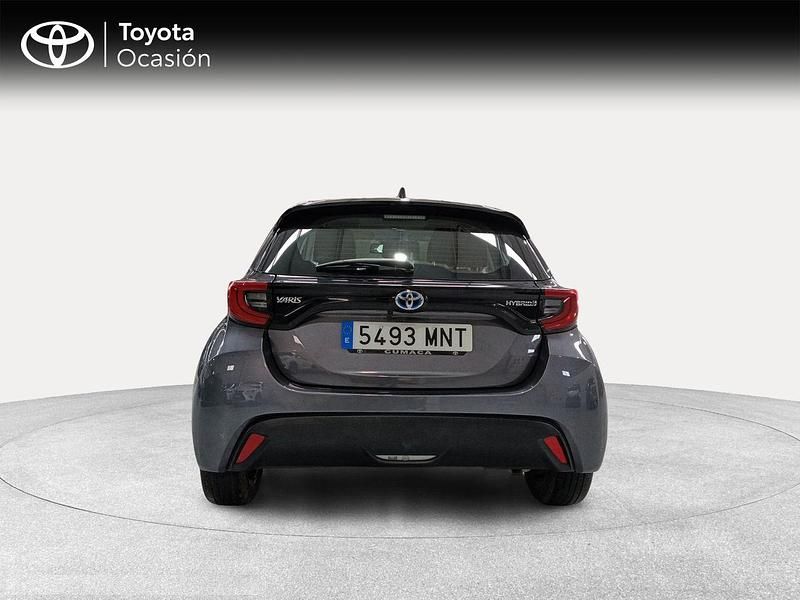 Usado Toyota Yaris Hybrid Active 116 CV (85 kW) 2024 Gris Berlina