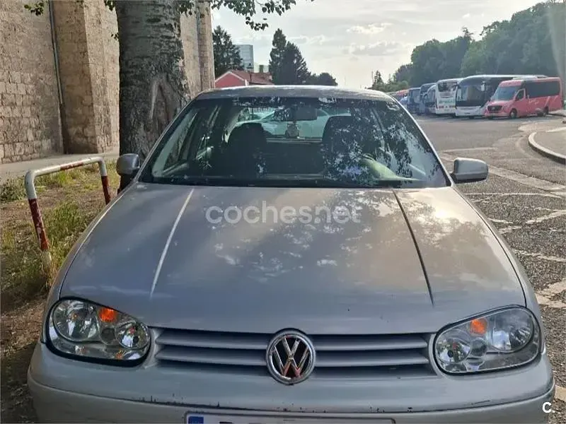 Usado VW Golf IV Highline 105 CV (77 kW) 2000 Gris / plata Berlina