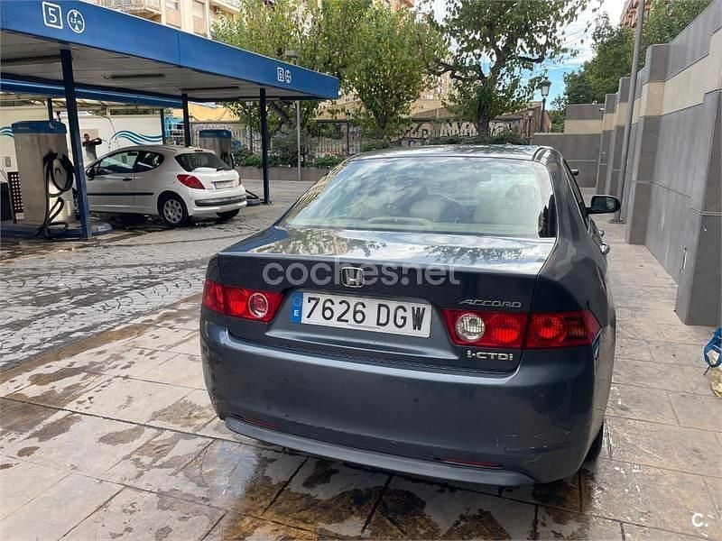 Gris / plata Usado 2005 Honda Accord Executive Berlina | 4000 € (Un poco caro) - Imagen 1/4