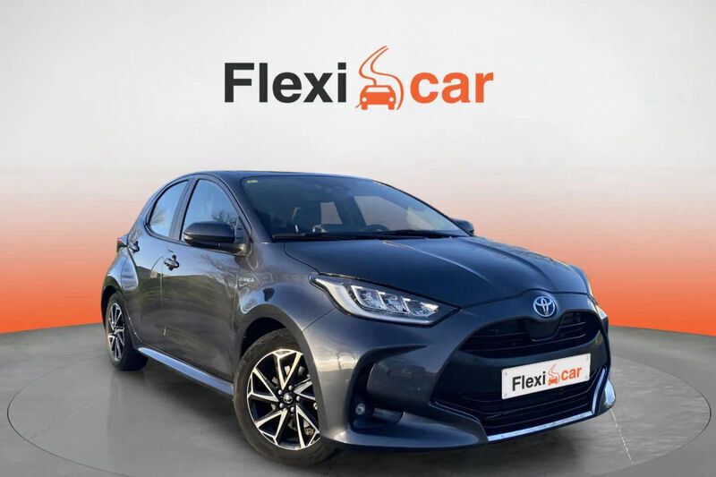 Gris Usado 2023 Toyota Yaris Hybrid Active Berlina | 18.490 € (Buen precio) - Imagen 1/4