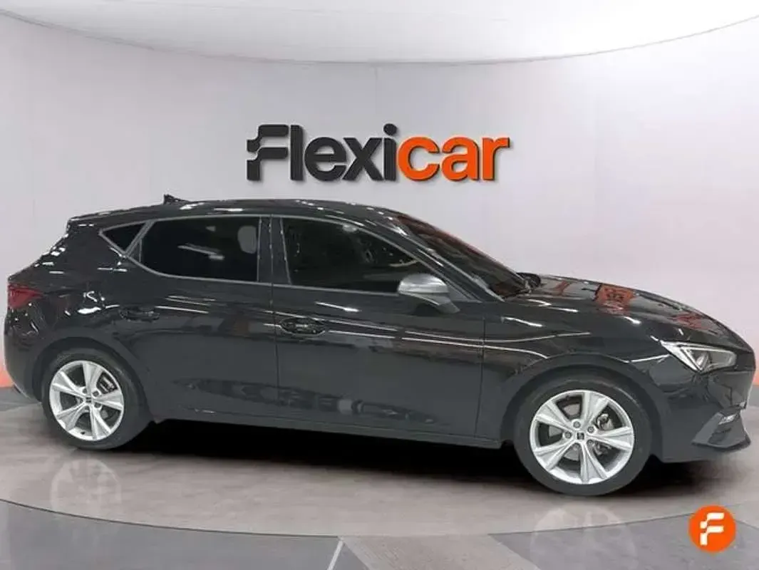 Usado Seat Leon FR 116 CV (85 kW) 2025 Negro Berlina