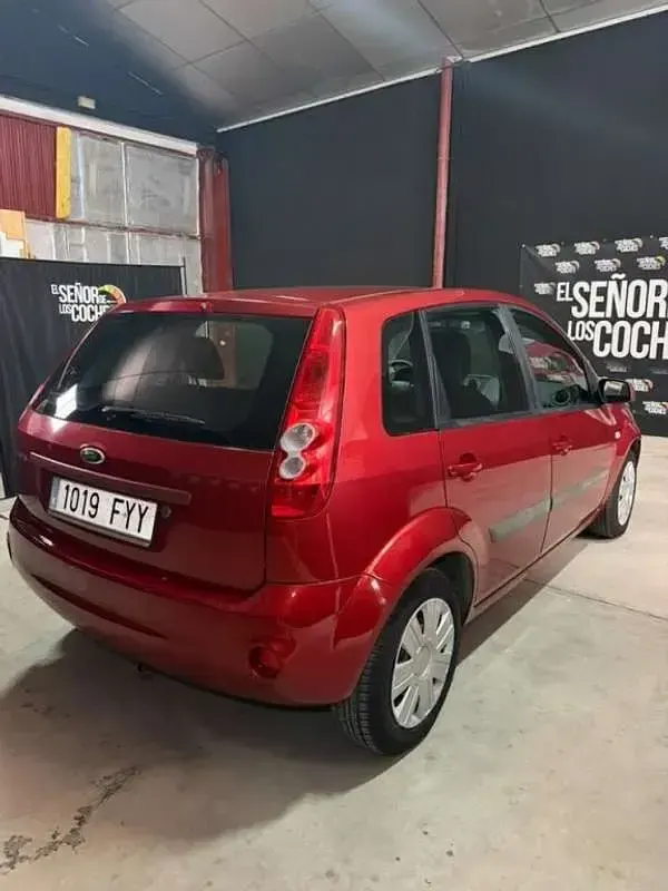 Usado Ford Fiesta Futura 80 CV (58 kW) 2007 Rojo Utilitario