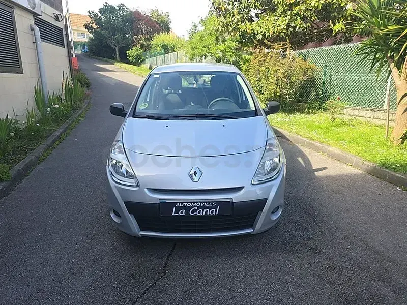 Usado Renault Clio IV Business 75 CV (55 kW) 2012 Gris / plata Berlina