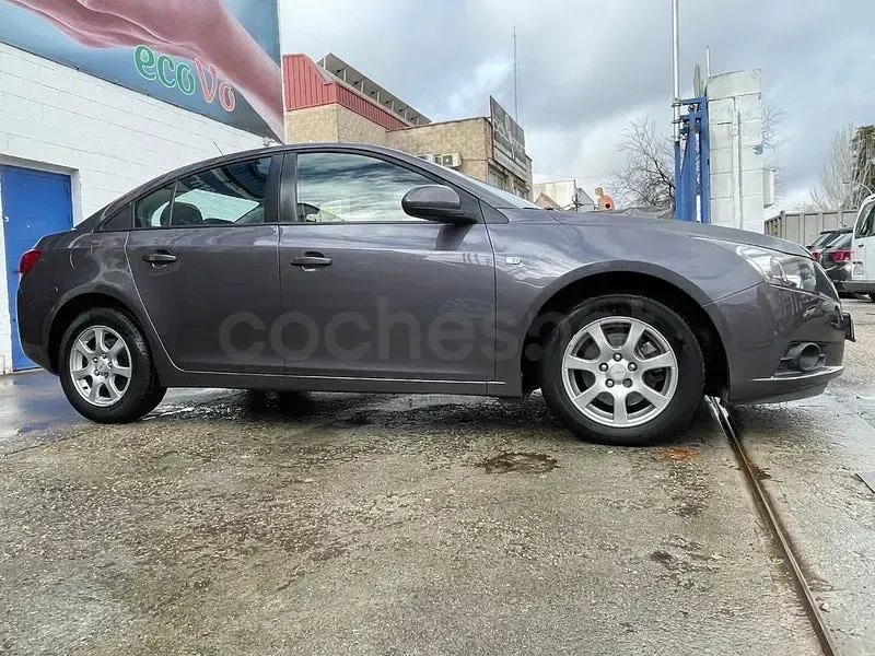 Usado Chevrolet Cruze LT 163 CV (119 kW) 2011 Gris / plata Berlina