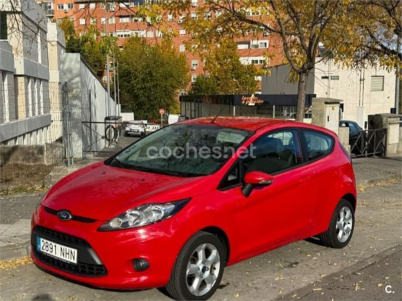 Rojo Usado 2011 Ford Fiesta Berlina | 5490 € (Precio justo) - Imagen 1/4