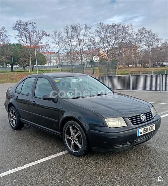 Negro Usado 2003 VW Bora Conceptline Berlina | 2300 € - Imagen 1/4