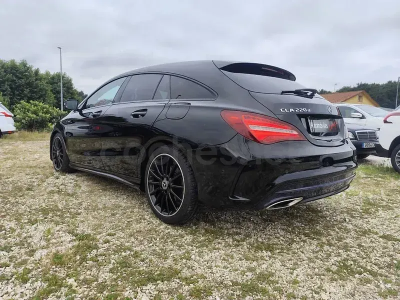 Usado Mercedes CLA220 Shooting Brake 170 CV (125 kW) 2018 Negro Familiar
