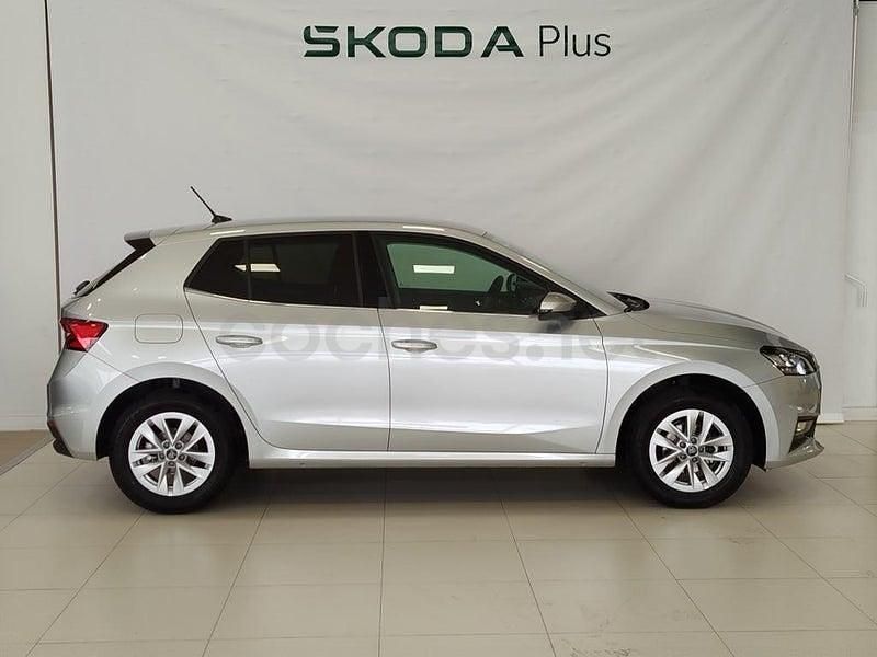 Usado Skoda Fabia Selection 95 CV (69 kW) 2025 Gris plata Berlina