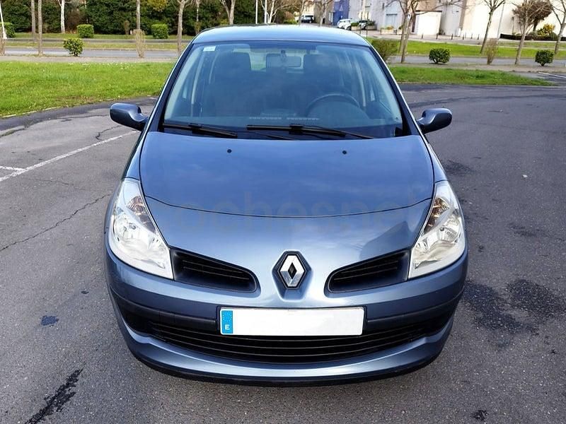 Usado Renault Clio II Dynamique 100 CV (73 kW) 2007 Gris / plata Berlina