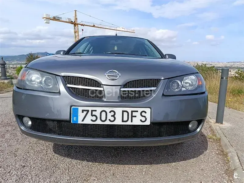 Usado Nissan Almera Visia 98 CV (72 kW) 2005 Gris / plata Berlina
