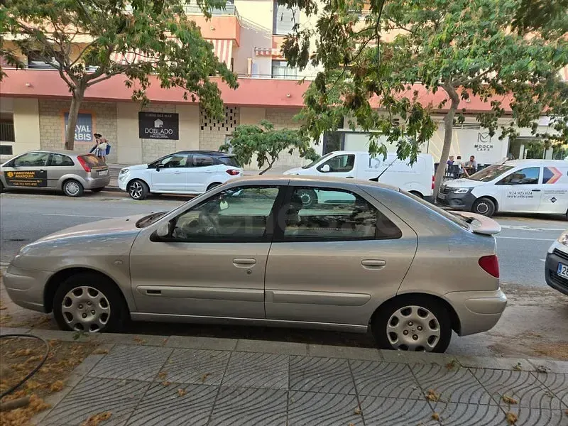 Usado Citroën Xsara 90 CV (66 kW) 2002 Gris / plata Berlina