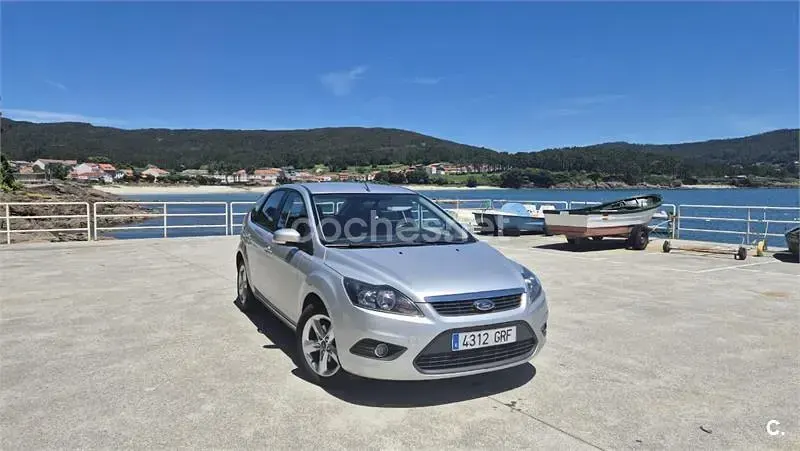 Usado Ford Focus Trend 109 CV (80 kW) 2009 Gris / plata Berlina