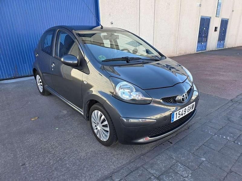 Usado Toyota Aygo 68 CV (50 kW) 2008 Azul Utilitario
