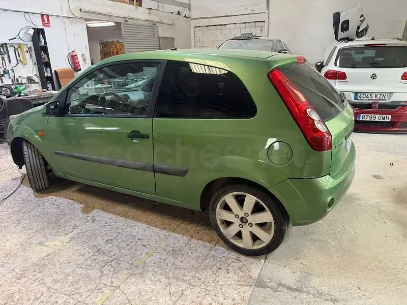 Usado Ford Fiesta 68 CV (50 kW) 2007 Verde Utilitario