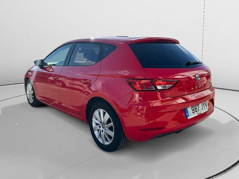 Usado Seat Leon Reference 111 CV (81 kW) 2017 Rojo Utilitario