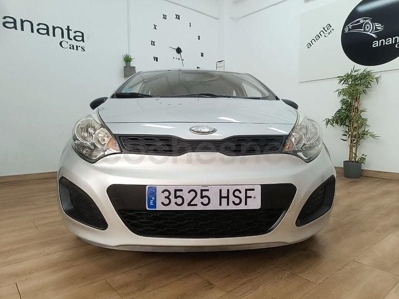 Usado Kia Rio 85 CV (62 kW) 2013 Rojo Berlina