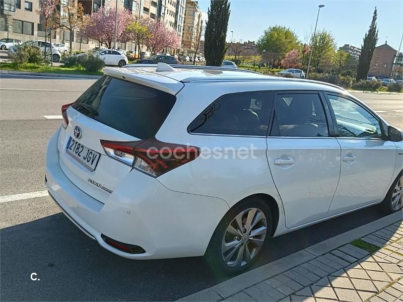 Usado Toyota Auris Hybrid Advance 136 CV (100 kW) 2015 Blanco Familiar
