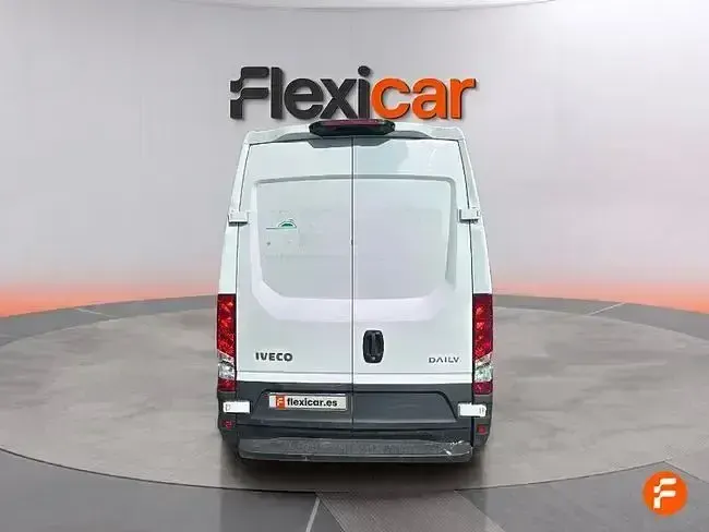 Begagnad Iveco Daily 156 HK (114 kW) 2023 Vit Sedan