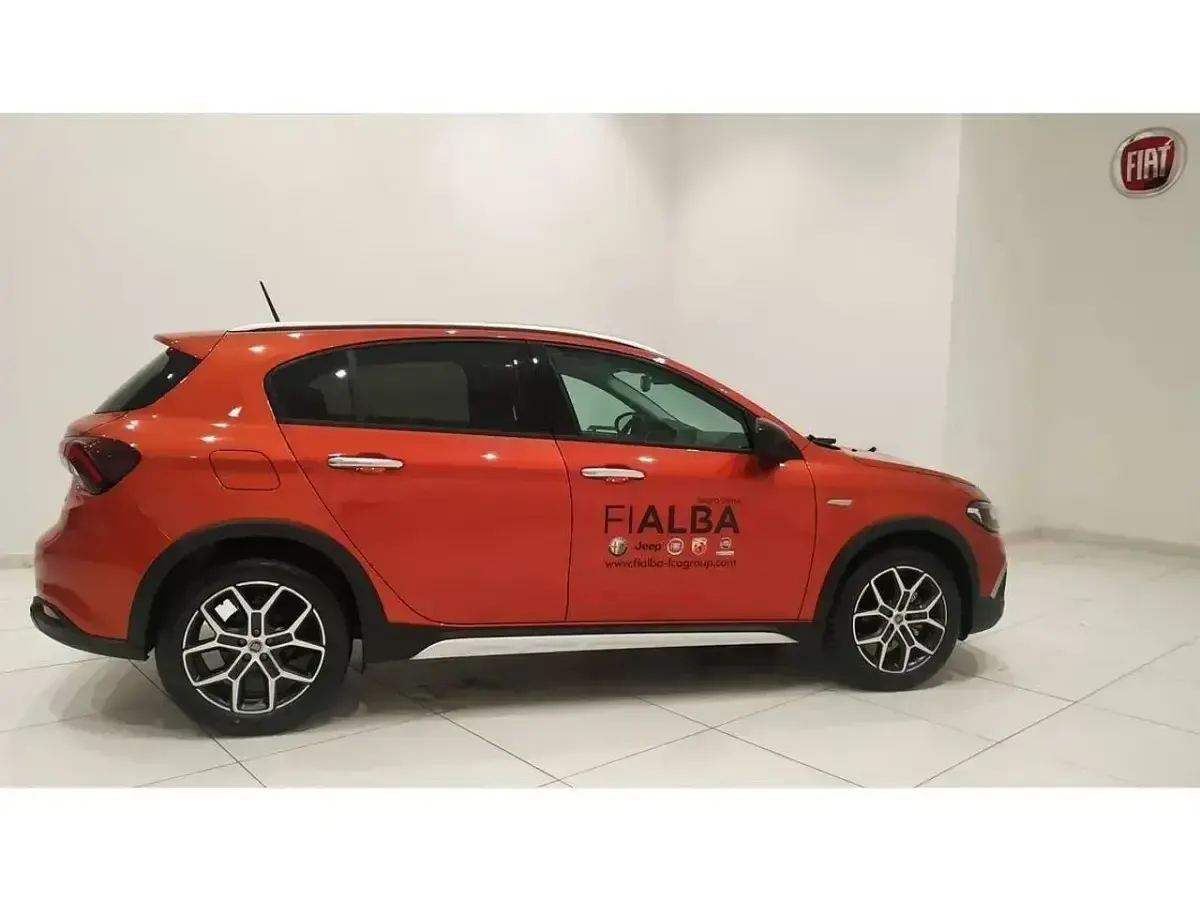 Usado Fiat Tipo Cross 101 CV (74 kW) 2020 Naranja Berlina