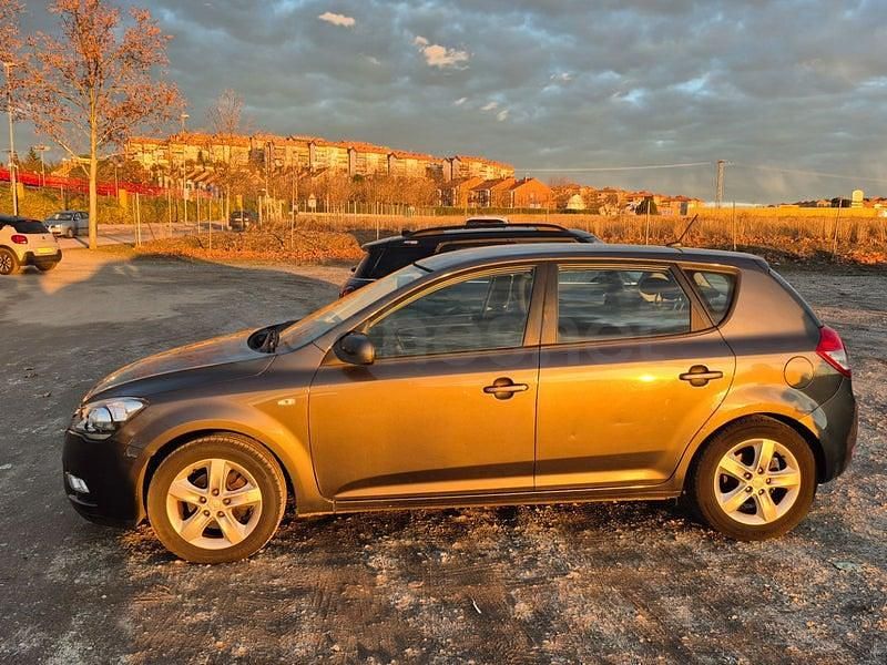 Usado Kia Ceed Active 126 CV (92 kW) 2011 Beige Utilitario