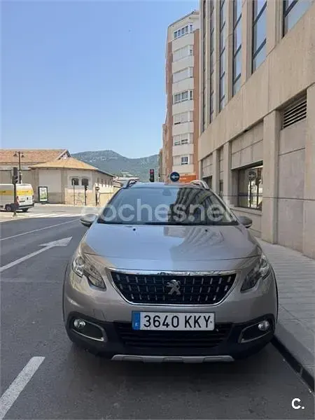 Usado Peugeot 2008 Allure 120 CV (88 kW) 2018 Gris / plata SUV