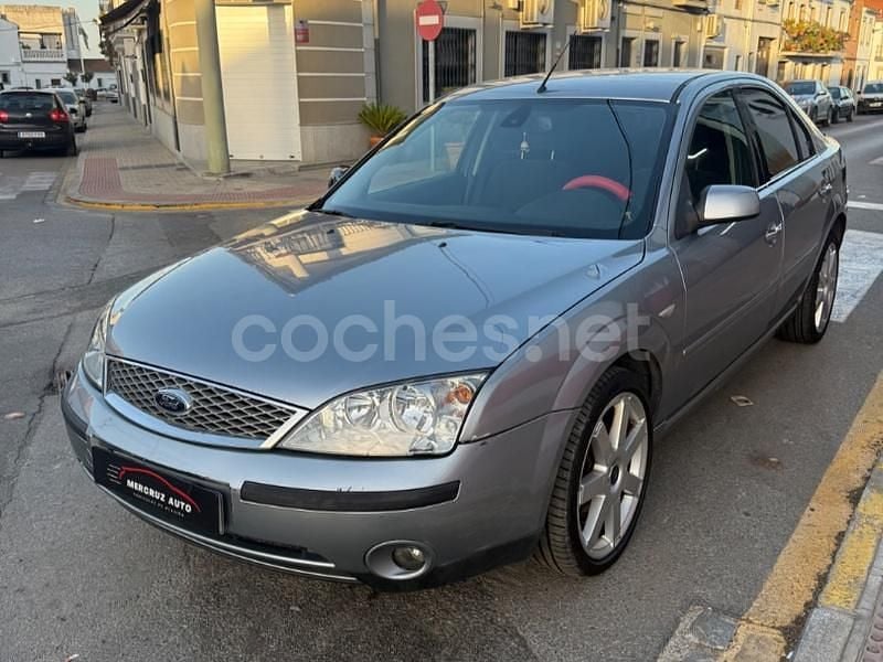 Usado Ford Mondeo Ghia 130 CV (95 kW) 2004 Gris / plata Berlina
