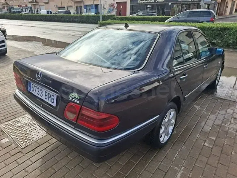 Usado Mercedes E300 Elegance 177 CV (130 kW) 1999 Azul Berlina