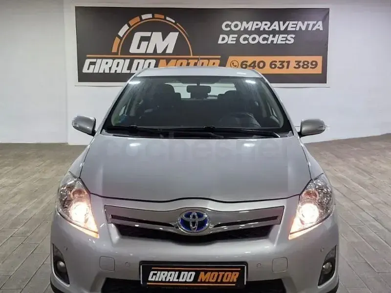 Usado Toyota Auris Hybrid Active 136 CV (100 kW) 2013 Gris / plata Berlina