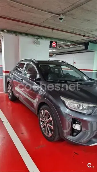 Usado Kia Stonic 120 CV (88 kW) 2020 Gris / plata SUV