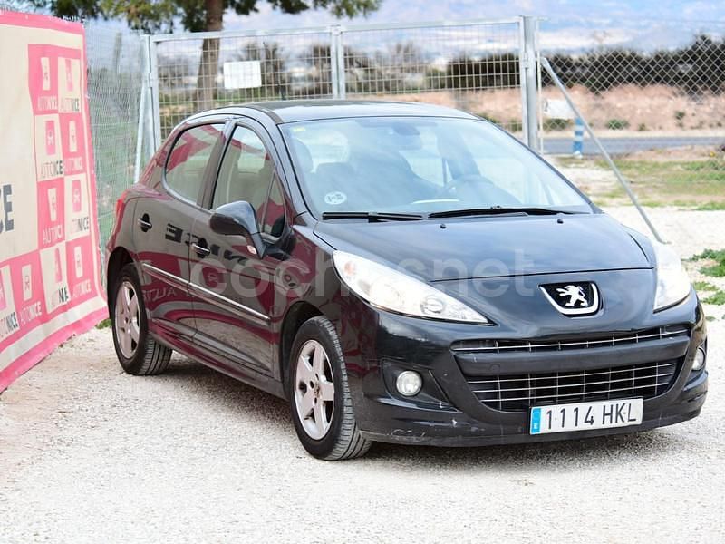 Usado Peugeot 207 Active 70 CV (51 kW) 2012 Negro Berlina