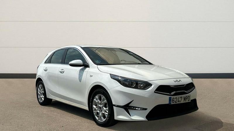 Blanco Usado 2024 Kia Ceed | 20.900 € (Un poco caro) - Imagen 1/4