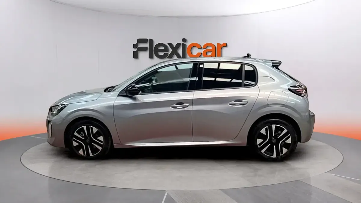 Usado Peugeot 208 Allure 101 CV (74 kW) 2025 Gris Utilitario